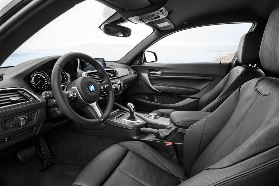 Интерьер BMW M240i xDrive Coupe 2017 года  (WW) (фото 36 из 116)